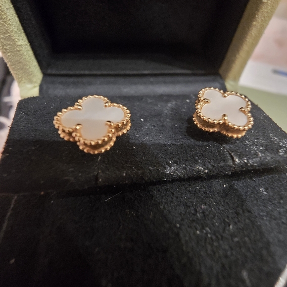 Sweet Alhambra earstuds18K yellow gold, Mother-of-pearl - Picture 3 of 8